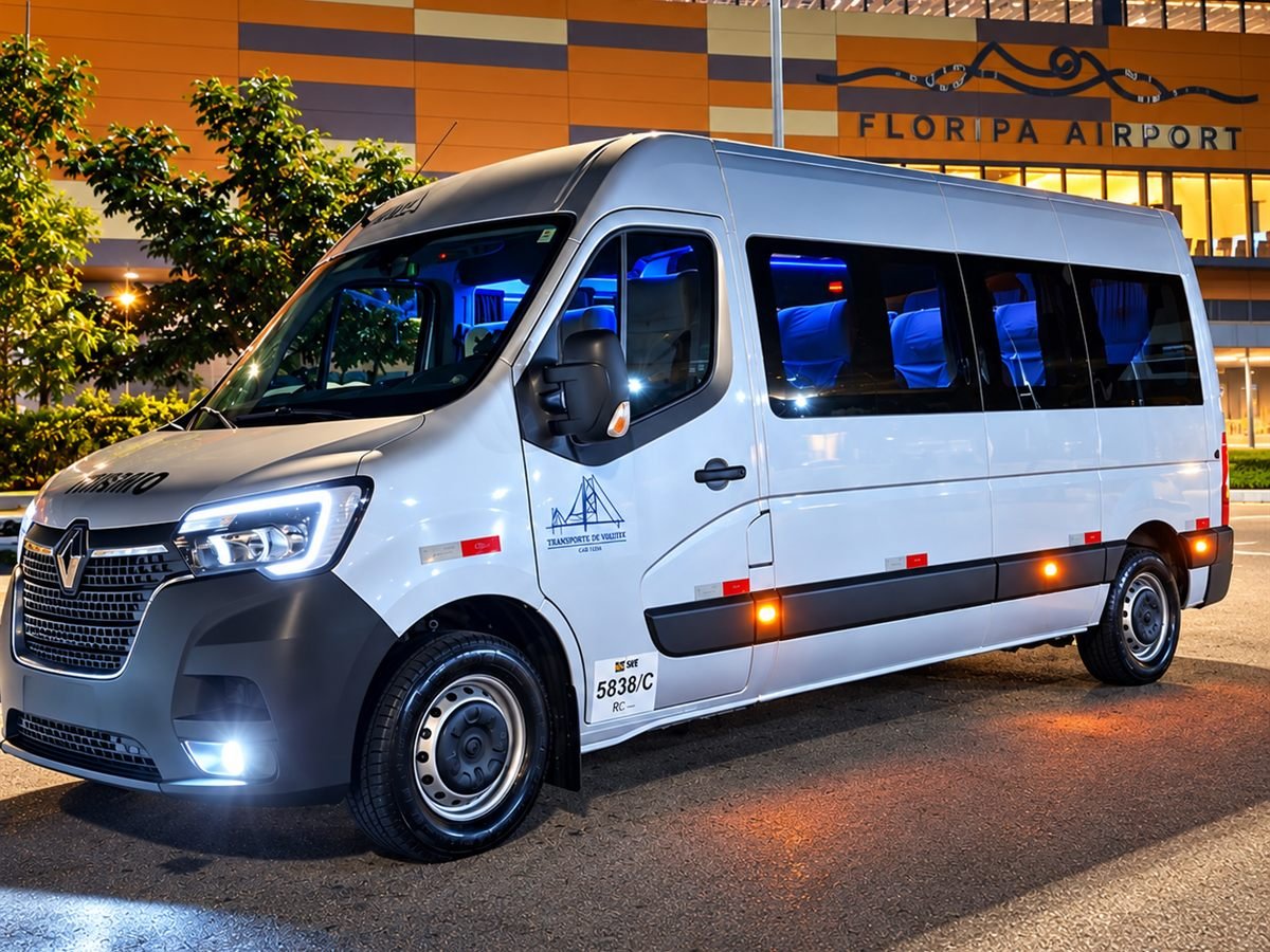Van Renault Master branca de parceiro no Floripa Airport