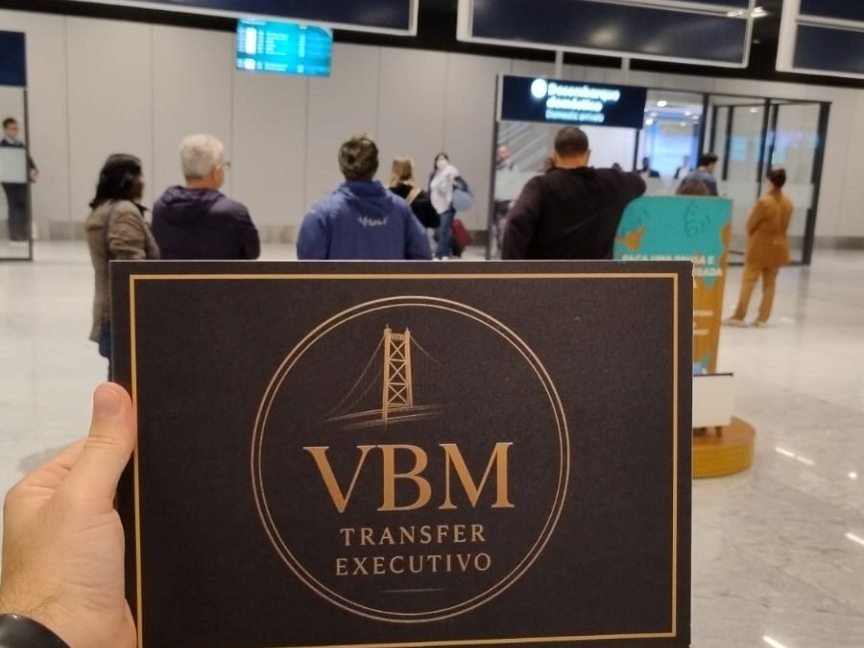 Placa da VBM na área de desembarque do aeroporto