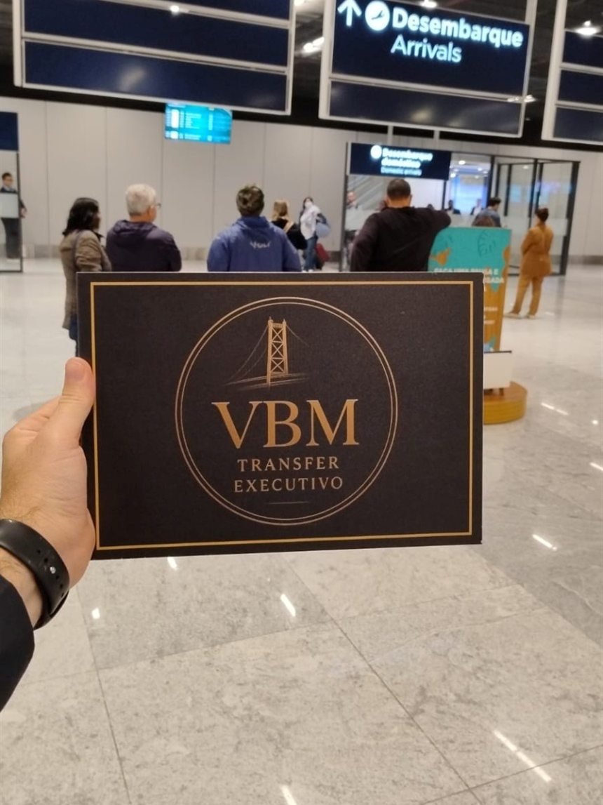 Placa da VBM na área de desembarque do aeroporto de Florianópolis
